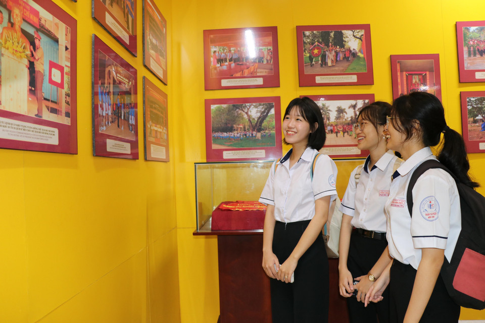 Des élèves visitent l’espace d’exposition et découvrent des documents et objets liés au Président Hô Chi Minh. Photo : VNA