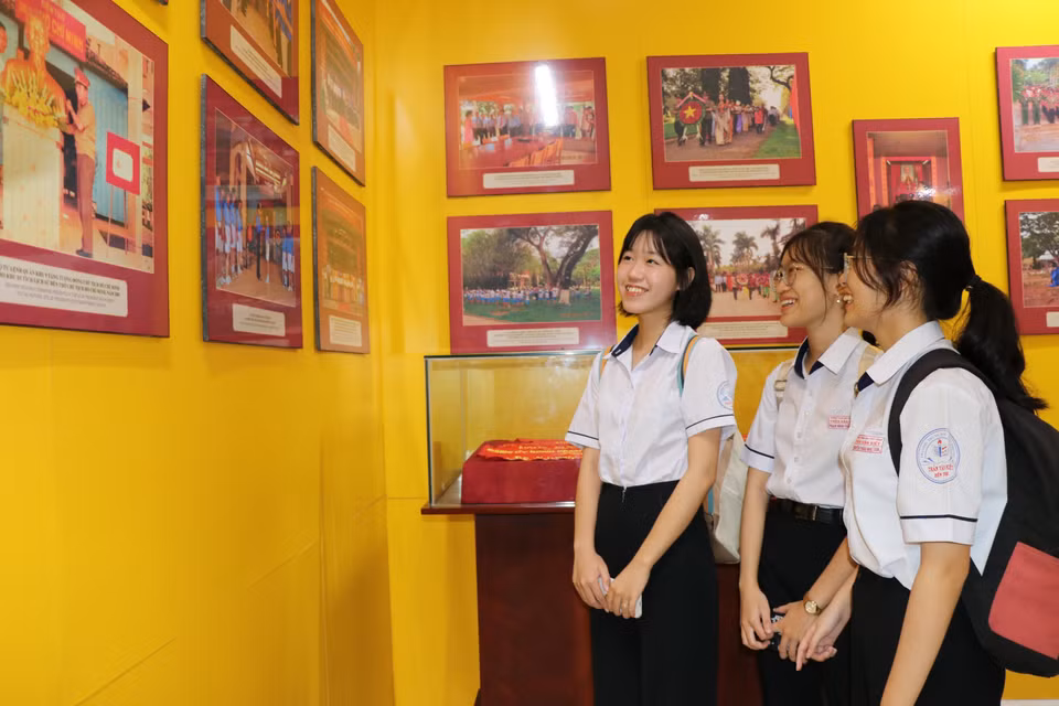 Des élèves visitent l’espace d’exposition et découvrent des documents et objets liés au Président Hô Chi Minh. Photo : VNA