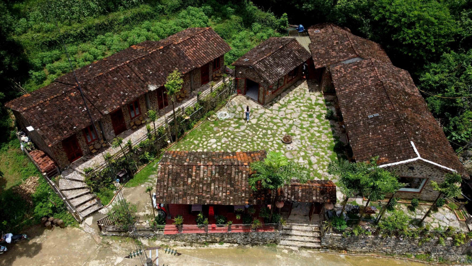 La mise en valeur de l’architecture traditionnelle des ethnies Tay, Nung et Mong dans les villages frontaliers a favorisé l’essor du tourisme communautaire. En photo : toits en tuiles yin-yang caractéristiques du village de pierre de Khuoi Ky. Photo: VNA