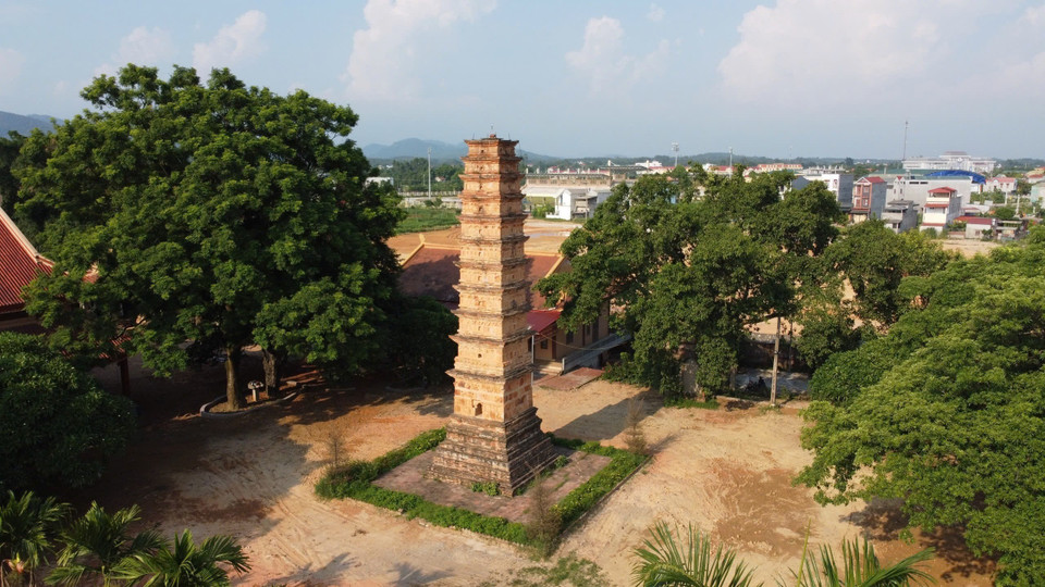 La tour Binh Son est la plus haute tour en terre cuite de la dynastie des Tran qui subsiste jusqu’aujourd'hui. Photo : Nguyen Thao - VNA