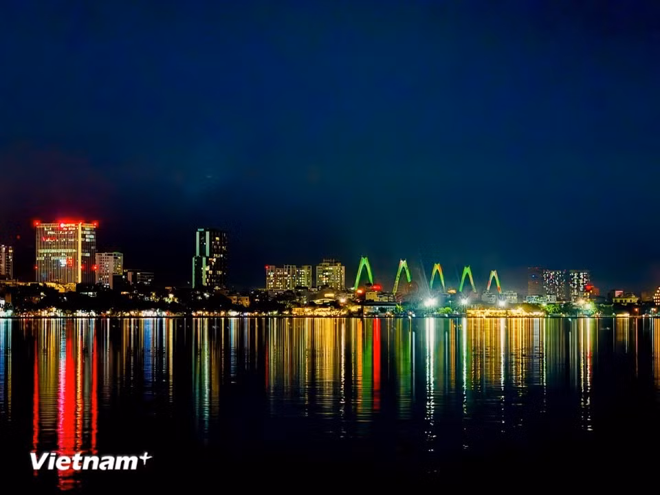 Quand la nuit s’installe, le lac de l’Ouest devient un havre paisible, comme un souffle de sérénité face au tumulte de la journée. Photo : Trân Huong Son/Vietnam+