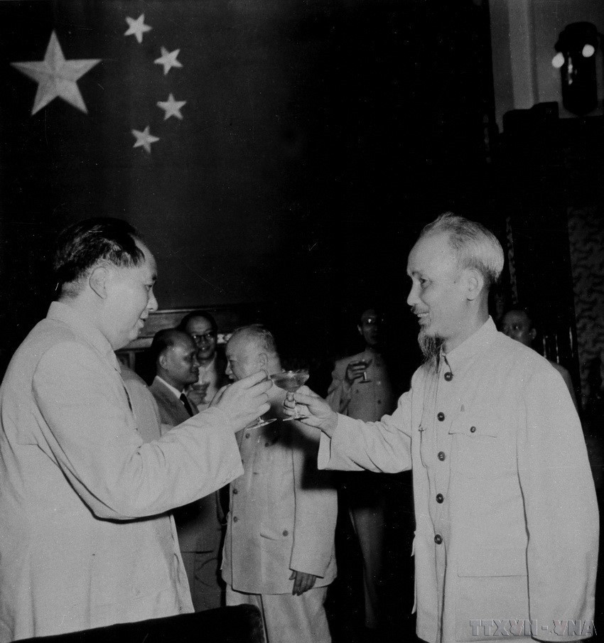 Le 8 juillet 1955, Pékin a été le théâtre d'une rencontre fraternelle entre deux géants de la révolution asiatique : le président de Chine Mao Zedong et Ho Chi Minh (à droite), le président du Vietnam. À la tête d'une délégation gouvernementale vietnamienne, Ho Chi Minh a été accueilli avec tous les honneurs par son homologue chinois.. Photo : Archives internationaux/publié par la VNA