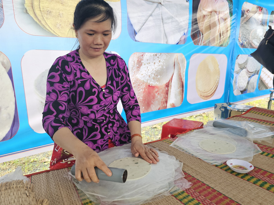 Une fois le riz gluant pilé, la farine est façonnée en petites boules pour donner naissance à la célèbre galette soufflée de Son Doc. Photo : Chuong Dai - VNA