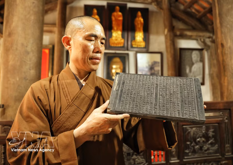 Les tablettes de bois, gravées en caractères Han (chinois) et Nôm (sino-vietnamien), ont conservé leur état d’origine. Photo : VNA