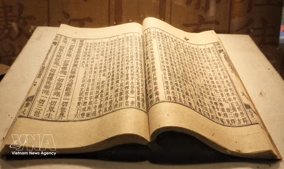 Le contenu des tablettes de bois est aussi imprimé sous forme de livres. Photo : VNA