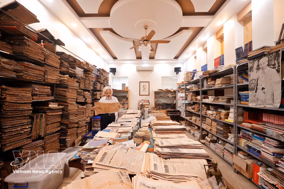 Les exemplaires particulièrement rares sont protégés dans des sacs en nylon, enroulés dans des douilles d'obus et soigneusement exposés dans des vitrines. Photo : VNA