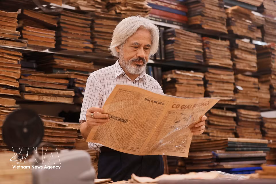 Nguyen Phi Dung a aménagé une pièce de 50 m² au sein du siège de son entreprise familiale, équipée de climatiseurs et de déshumidificateurs, pour assurer une conservation optimale de ses archives. Photo : VNA