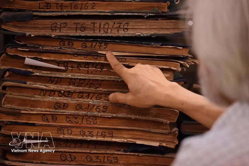 Depuis 2016, Nguyen Phi Dung poursuit l’œuvre de son père en parcourant l'ensemble du pays pour enrichir la collection de sa famille. Photo : VNA