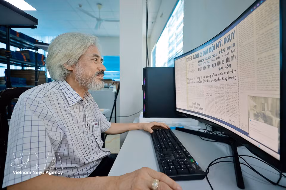 Nguyen Phi Dung entreprend aussi des travaux de numérisation pour pérenniser et moderniser la gestion de son fonds documentaire. Photo : VNA