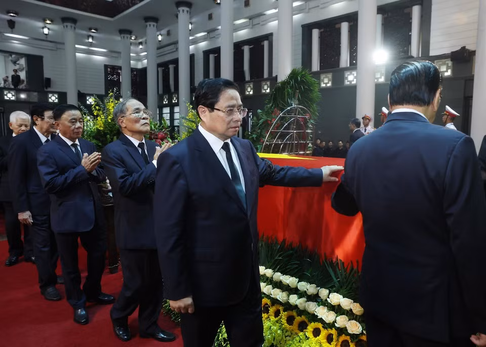 La délégation du Comité central du Parti, conduite par le secrétaire général To Lam, rend hommage à l'ancien président Tran Duc Luong. Photo : VNA
