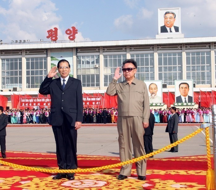 Le secrétaire général du PCV Nong Duc Manh et le secrétaire général du Parti des travailleurs de la RPDC, Kim Jong-il, lors de la cérémonie d'accueil à l'aéroport international de Sunan (Pyongyang), le 16 octobre 2007, lors de la visite officielle d'amitié en RPDC. Photo : Dinh Xuan Tuan - VNA