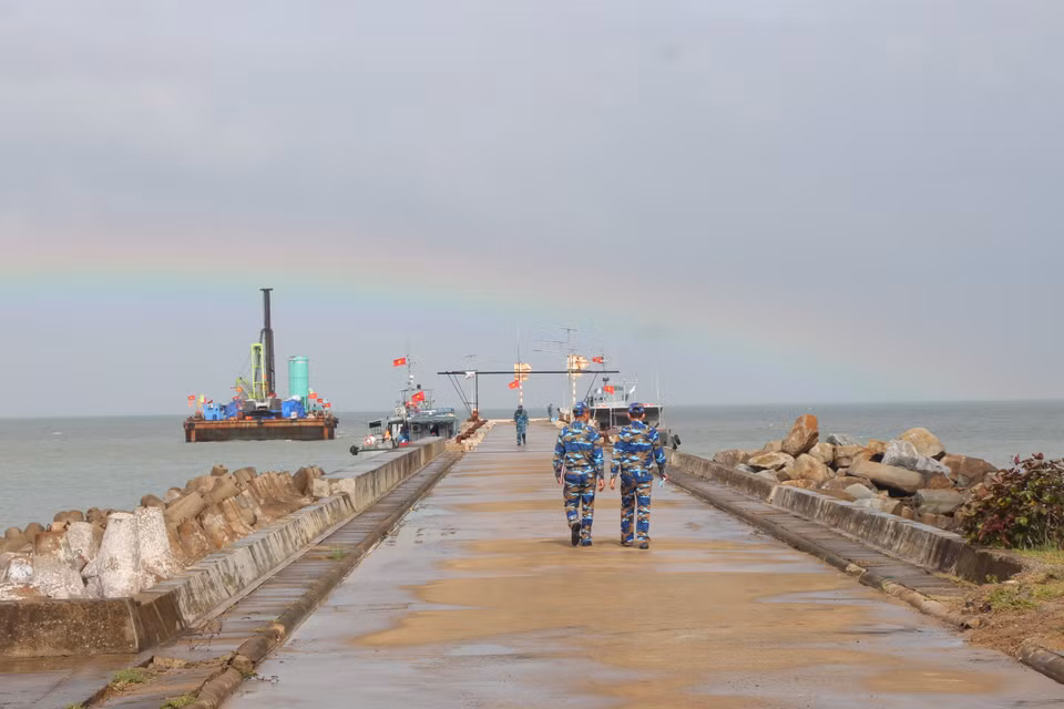 Les unités de construction accélèrent la mise en œuvre du projet de port général à double usage de Hon Khoai. Photo : VNA