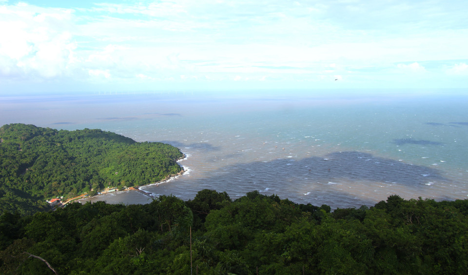 Situé au sud-est du cap de Cà Mau, à 12 milles marins du continent, l'archipel de Hon Khoai couvre une superficie d'environ 4 km², avec un point culminant à 318 mètres. Il comprend cinq îles dont la plus grande est Hon Khoai. Photo : VNA