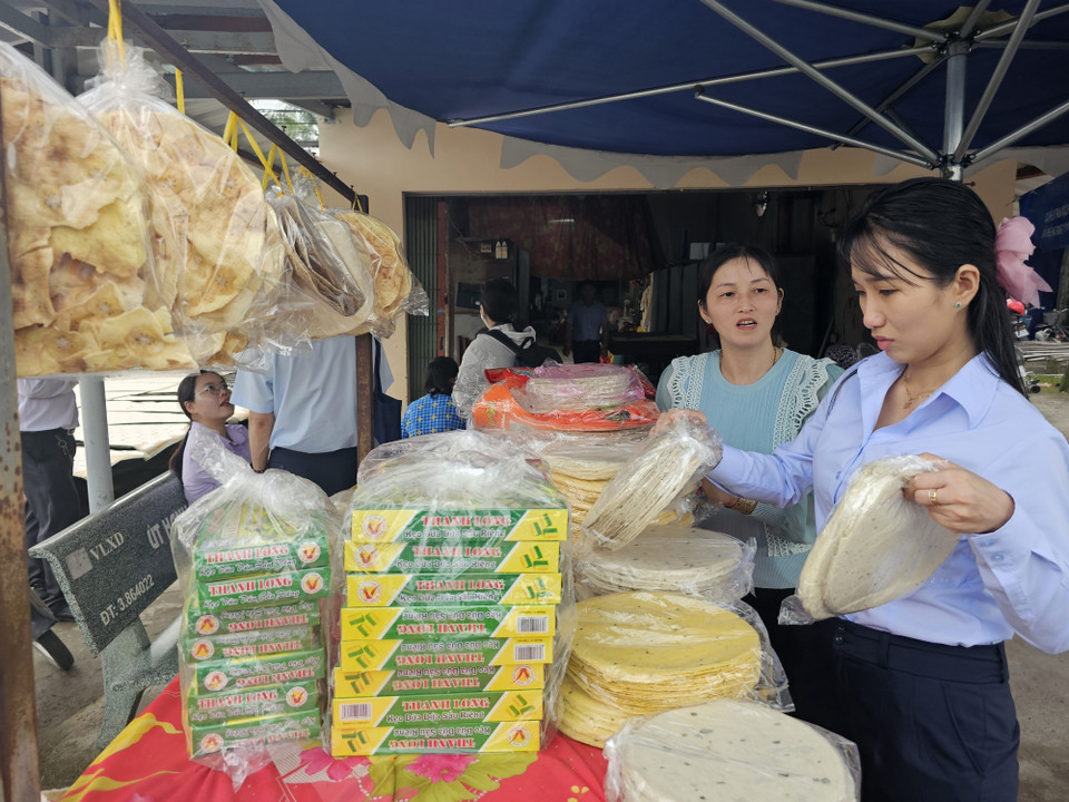 Des stands installés le long de routes proposent aux touristes une grande variété de galettes de riz de My Lông et de galettes soufflées de Son Doc. Photo : Chuong Dai - VNA
