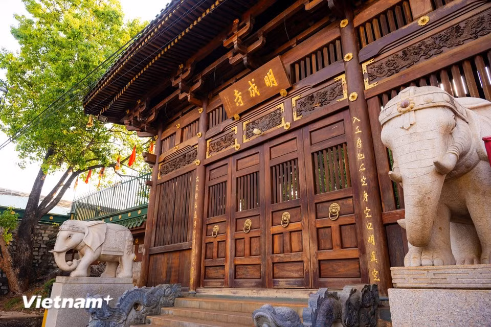 À environ deux kilomètres du centre de Pleiku, la pagode Minh Thanh séduit par son architecture d’inspiration japonaise. Fondée en 1964 par le vénérable Thich Giac Dao, elle est aujourd’hui un haut lieu du bouddhisme dans la région. Photo : Vietnam+
