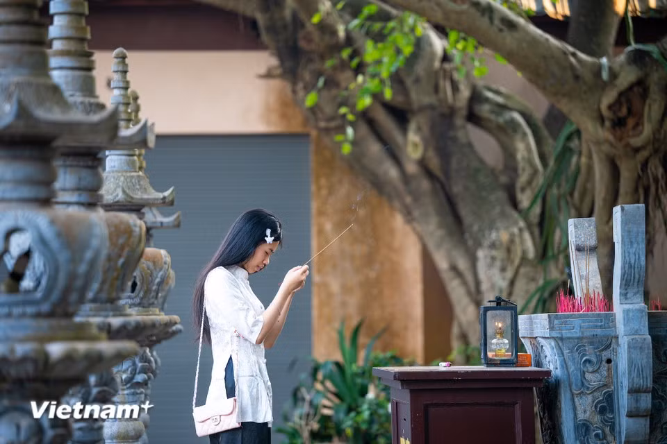 À la pagode Minh Thanh, visiteurs et fidèles trouvent un havre de paix propice à la méditation, à la prière et à l’apaisement de l’esprit. Photo : Vietnam+