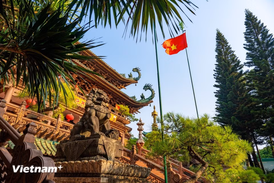Entre silence et spiritualité, la pagode invite les visiteurs à une parenthèse de recueillement et de contemplation. Photo : Vietnam+