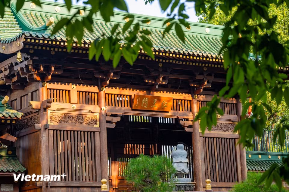 Parmi les sites emblématiques de Pleiku, la pagode Minh Thanh occupe une place à part. Haut lieu du tourisme spirituel de Gia Lai, elle attire chaque année de nombreux visiteurs venus chercher le calme, admirer son architecture singulière et découvrir la richesse culturelle de la région. Photo : Vietnam+