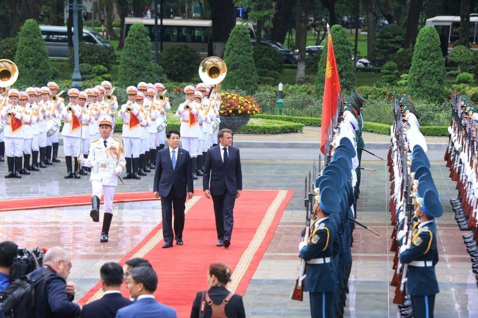 Le président Luong Cuong et le président français Emmanuel Macron passent en revue la garde d'honneur de l'Armée populaire du Vietnam. Photo : VNA