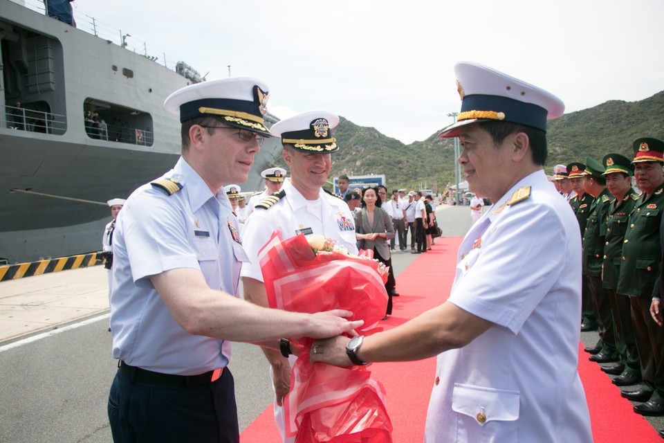À midi le 8 juillet 2024, les navires USS Blue Ridge de la Marine américaine et Waesche des Gardes-côtes américains accostent au port international de Cam Ranh (province de Khanh Hoà) pour une visite de courtoisie du 8 au 12 juillet. Photo : Dang Tuân – VNA