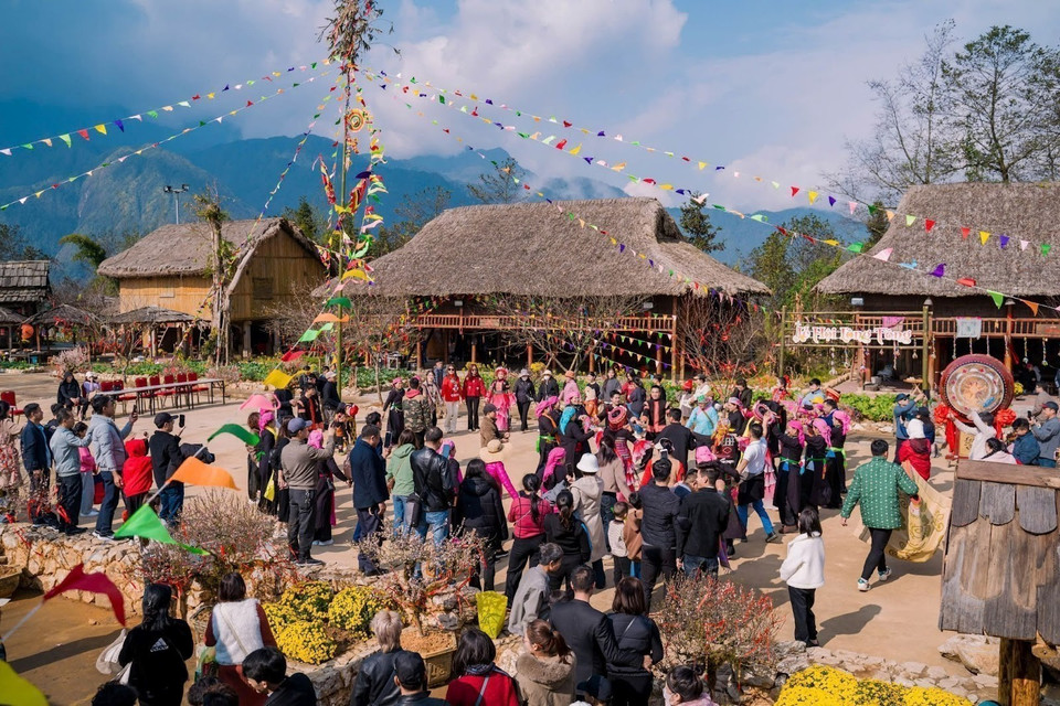 Les fêtes traditionnelles et les jeux folkloriques du village de May, situé dans la cité municipale de Sa Pa, proposent aux visiteurs des expériences de tourisme vert authentiques et enrichissantes. Photo : VNA