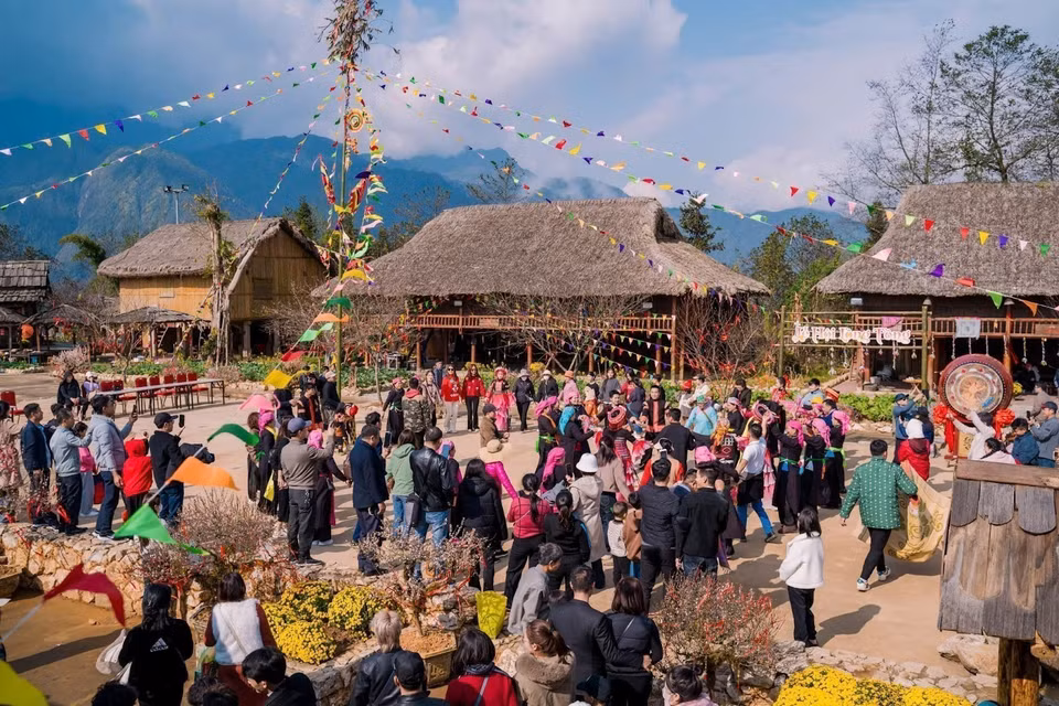 Les fêtes traditionnelles et les jeux folkloriques du village de May, situé dans la cité municipale de Sa Pa, proposent aux visiteurs des expériences de tourisme vert authentiques et enrichissantes. Photo : VNA