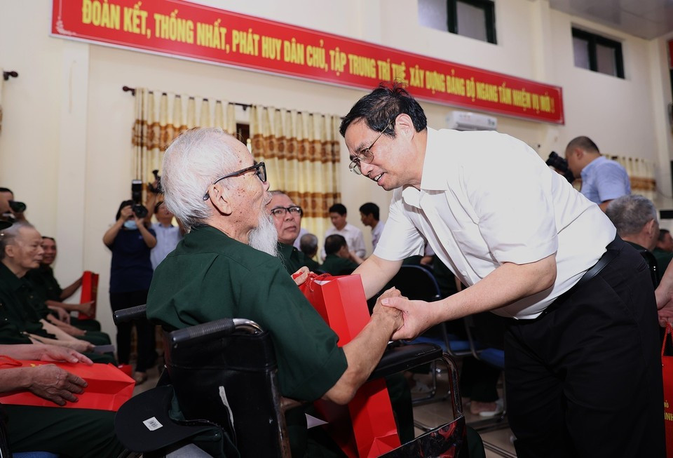 Le Premier ministre Pham Minh Chinh rend visite aux invalides et malades de guerre du Centre de Kim Bang, le 19 juillet 2022. Photo : VNA