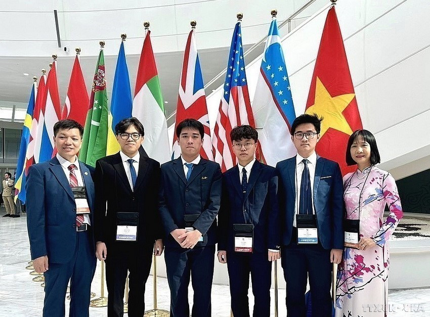 Quatre élèves de la sélection vietnamienne ont remporté des médailles (3 d'or, 1 d'argent) aux Olympiades internationales de biologie (IBO) 2024. Grâce à cette performance, le Vietnam s'est classé 3e sur 81 pays et territoires. Photo : VNA
