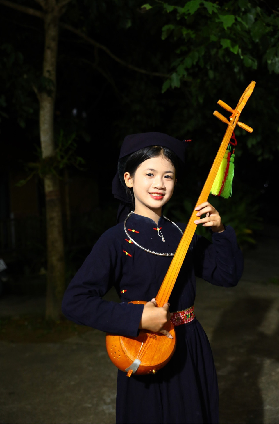 Jeune fille Tày posant gracieusement avec un « dan tinh » (luth traditionnel). Photo : VNA