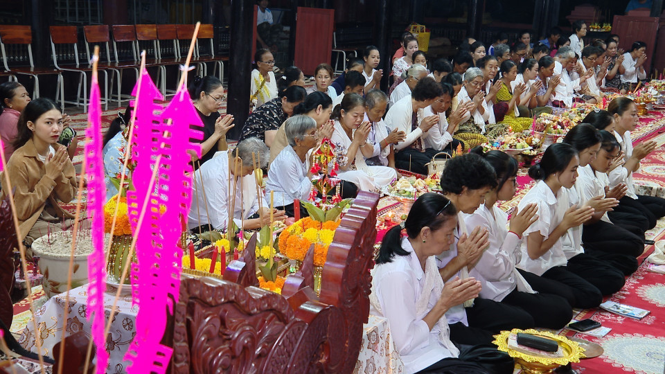 Le nom "Sene Dolta" signifie "cérémonie pour les grands-parents". Cette fête est l'occasion pour les Khmers de rendre hommage à leurs ancêtres et de solliciter leur bénédiction. Elle met en lumière les valeurs de piété filiale et de gratitude envers les défunts. Photo : VNA