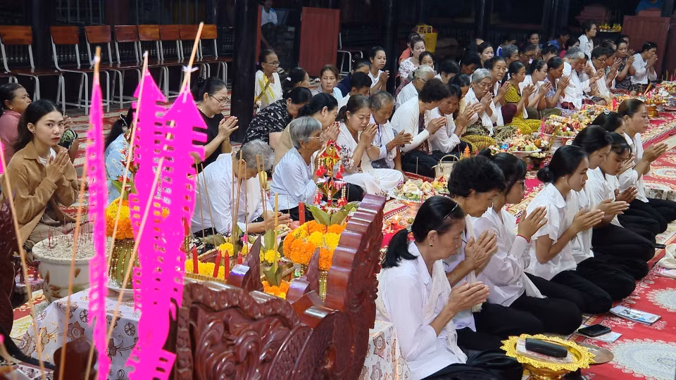 Le nom "Sene Dolta" signifie "cérémonie pour les grands-parents". Cette fête est l'occasion pour les Khmers de rendre hommage à leurs ancêtres et de solliciter leur bénédiction. Elle met en lumière les valeurs de piété filiale et de gratitude envers les défunts. Photo : VNA