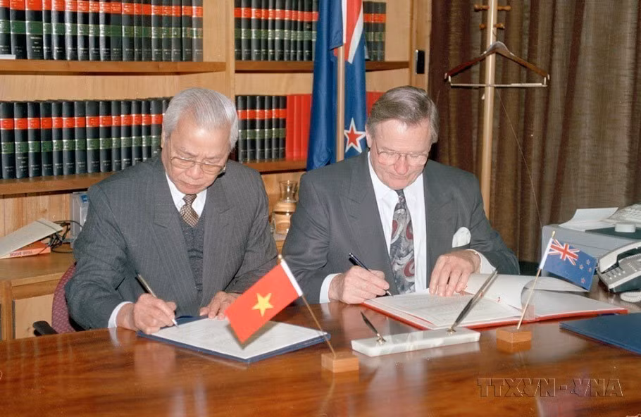 Le Premier ministre néo-zélandais Jim Bolger (droite) et son homologue vietnamien Vo Van Kiêt paraphent l'accord de coopération économique et commerciale entre le Vietnam et la Nouvelle-Zélande (26 mai 1993). Photo : Minh Dao – VNA