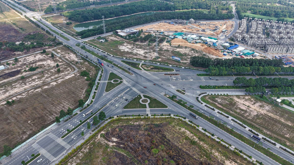 Dans une démarche stratégique, Binh Duong développe un réseau d'axes de communication essentiels pour favoriser le commerce et assurer une connexion de ses parcs industriels aux normes internationales. Photo : Hoang Hieu - VNA