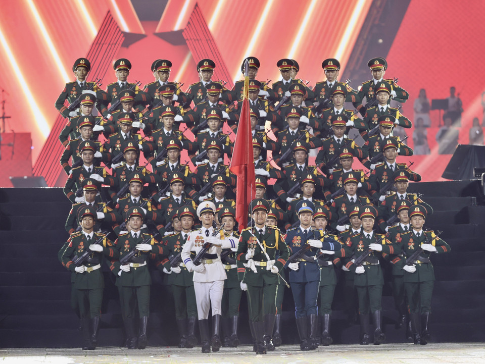La présence de 68 militaires de l’École d’officiers de l’Armée de terre N°1, qui avaient fièrement représenté l’Armée populaire du Vietnam lors du défilé militaire sur la Place Rouge à Moscou, a insufflé une énergie débordante à la soirée. Photo : VNA