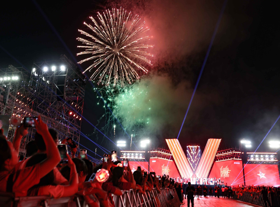 Un feu d’artifice a clos en beauté le spectacle artistique Photo : VNA