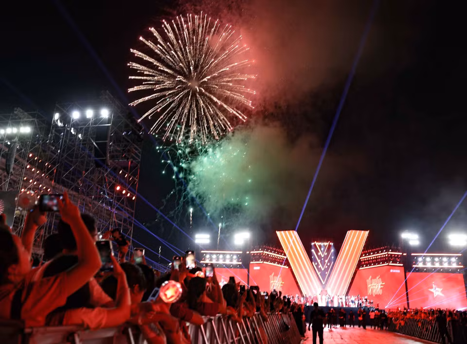 Un feu d’artifice a clos en beauté le spectacle artistique Photo : VNA