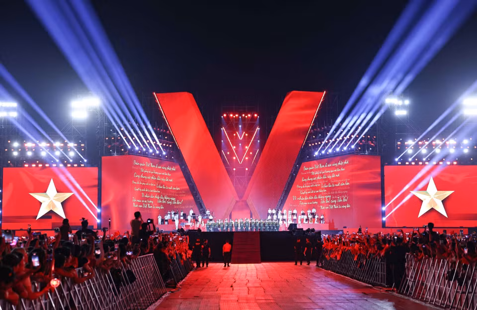 Portant le message « La Patrie n’est jamais lointaine – elle vit dans le cœur de chacun », le spectacle a offert un voyage émotionnel intense, reliant les souvenirs héroïques du passé aux aspirations de renouveau du présent et de l’avenir. Photo : VNA