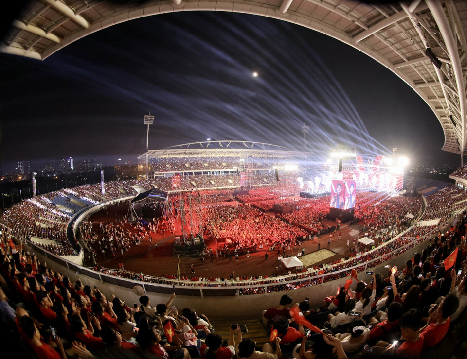 Le spectacle artistique « La Patrie dans nos cœurs » a eu lieu dans la soirée du 10 août, au stade national My Dinh (Hanoï), à l’occasion du 80e anniversaire de la Révolution d’Août et de la Fête nationale du 2 septembre. Photo : VNA
