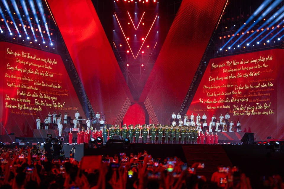 Le spectacle réunissait des artistes de renom et de jeunes talents. Photo : VNA