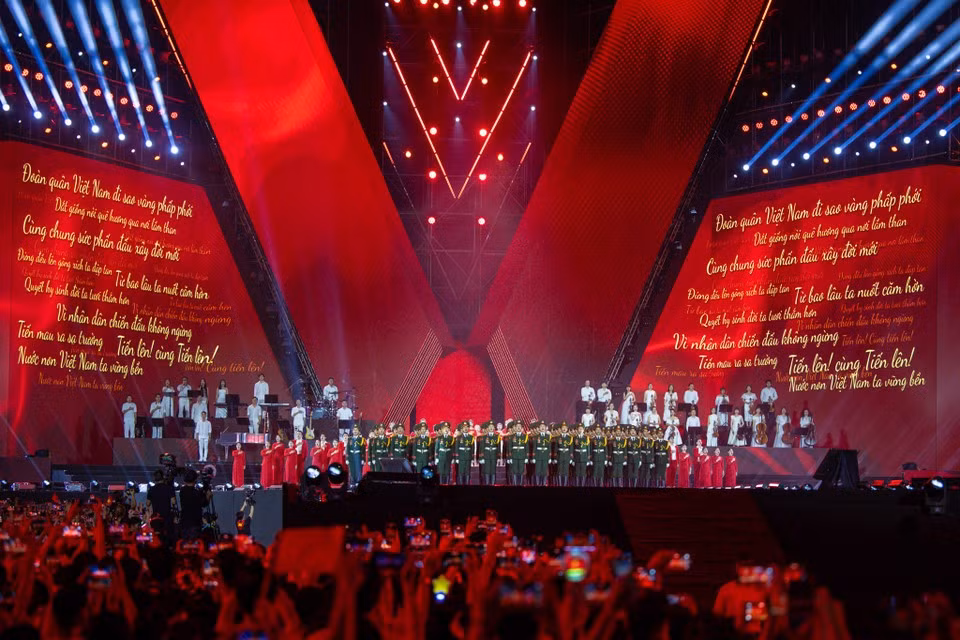 Le spectacle réunissait des artistes de renom et de jeunes talents. Photo : VNA