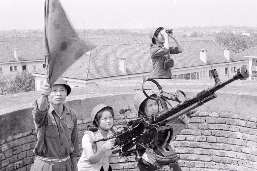 Les forces d'autodéfense de l'usine de tricot Dông Xuân s'entraînent à la technique de combat. Cette unité a contribué, avec l'armée et la population de la capitale, à abattre 5 avions américains. Photo d'archives de la VNA