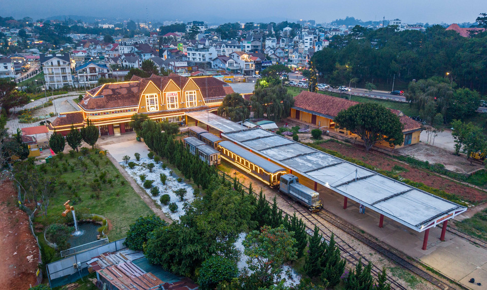 L'ancien train propose un itinéraire aller-retour entre la gare de Dà Lat et Trai Mat. Ce parcours permet aux passagers de profiter d'une expérience nostalgique et pittoresque. Photo : VNA