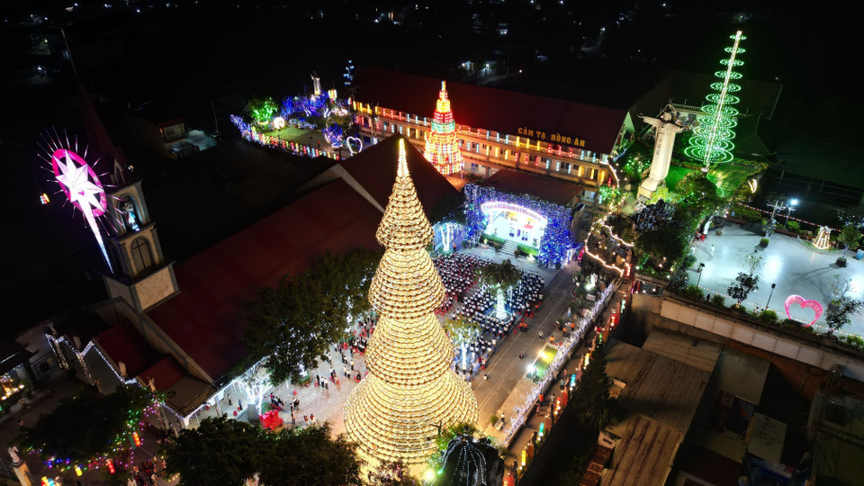 Composé de milliers de chapeaux coniques et d'ampoules, le sapin de Noël de l'église de Ha Phat (province de Dong Nai) offre un spectacle scintillant à la nuit tombée. Photo : VNA