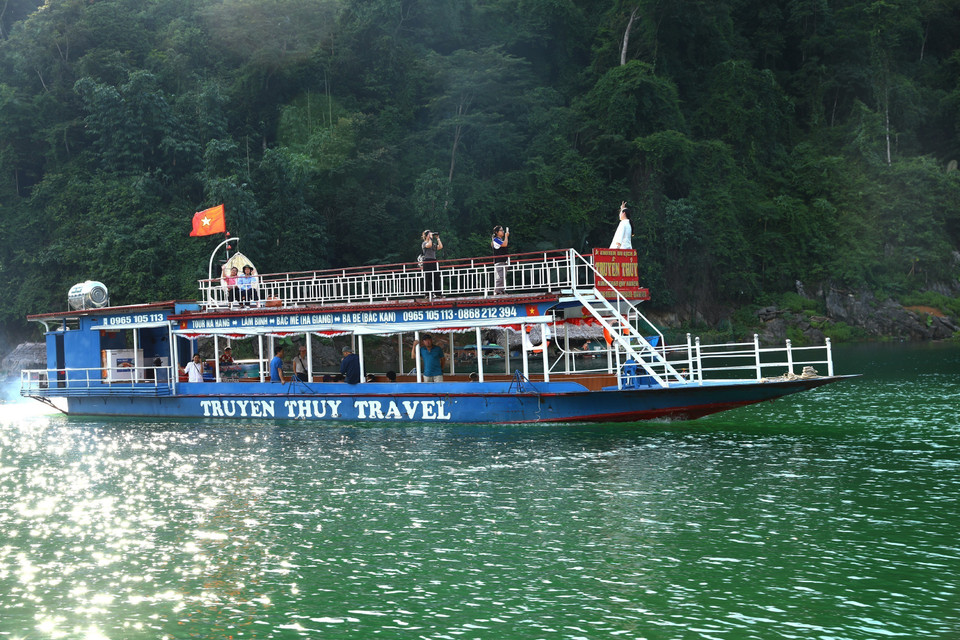 Un bateau touristique emmène des visiteurs à la découverte du lac-réservoir hydroélectrique de Tuyen Quang. Photo : VNA