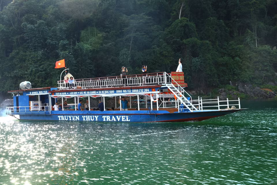 Un bateau touristique emmène des visiteurs à la découverte du lac-réservoir hydroélectrique de Tuyen Quang. Photo : VNA