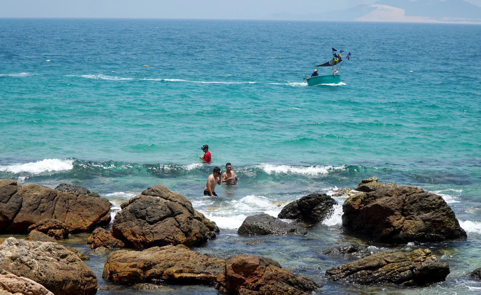 De nombreux touristes aiment se baigner dans les eaux cristallines qui bordent le cap de Vi Rong. Photo: Le Phuoc Ngoc - VNA