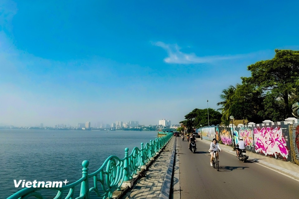 Les habitants, qu’ils circulent à vélo ou à pied, parcourent les routes riveraines avec un sentiment mêlé de sérénité, d’admiration et d’attachement profond à ce paysage familier. Photo : Trân Huong Son/Vietnam+