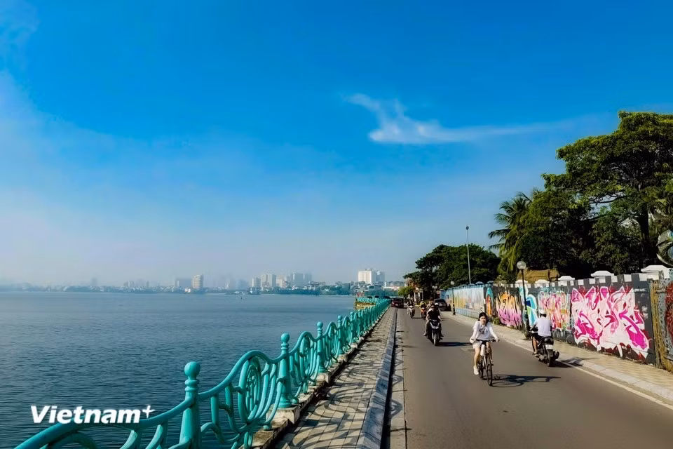 Les habitants, qu’ils circulent à vélo ou à pied, parcourent les routes riveraines avec un sentiment mêlé de sérénité, d’admiration et d’attachement profond à ce paysage familier. Photo : Trân Huong Son/Vietnam+
