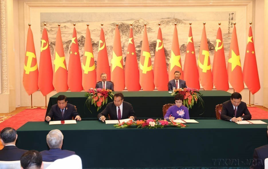 Le secrétaire général du PCV et président, To Lam, ainsi que le secrétaire général et président de la Chine, Xi Jinping, assistrnt à la cérémonie de signature de deux accords à Pékin, le 19 août 2024. Il s'agit de l'accord de coopération professionnelle entre l'Agence vietnamienne d’information de la République socialiste du Vietnam et l’agence de presse Xinhua de la République populaire de Chine (à droite), ainsi que du protocole d’accord entre le ministère du Plan et de l’Investissement de la République socialiste du Vietnam et l’Agence chinoise de coopération internationale pour le développement de la République populaire de Chine, portant sur la promotion de projets de coopération au développement dans les domaines social et civil (à gauche).. Photo : Tri Dung – VNA