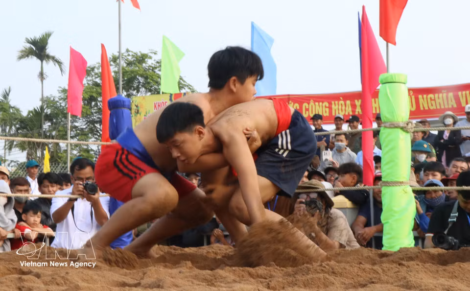 Le festival de lutte offre à la jeunesse l’occasion de renforcer sa santé, de forger son caractère et de perpétuer l’héritage culturel transmis par les ancêtres. Photo : Mai Trang – VNA